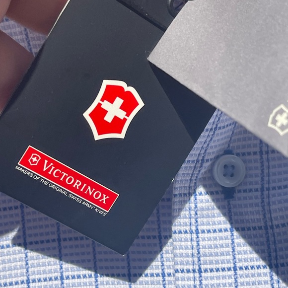 Stunning BNWT Victorinox shirt in blue size medium- beautiful details & fabric!! - Picture 7 of 9